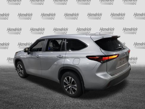 Used 2024 Toyota Highlander XLE FWD image 7
