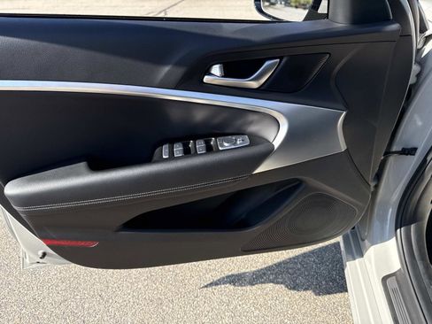 Used 2025 Genesis G70 2.5T image 18