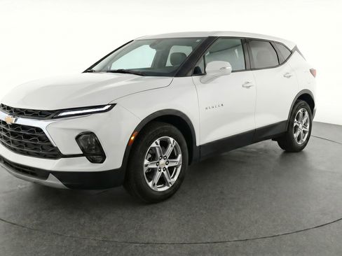 Used 2025 Chevrolet Blazer LT FWD image 3