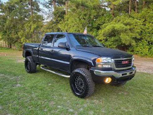 Used 2005 GMC Sierra 2500 SLT RWD image 1