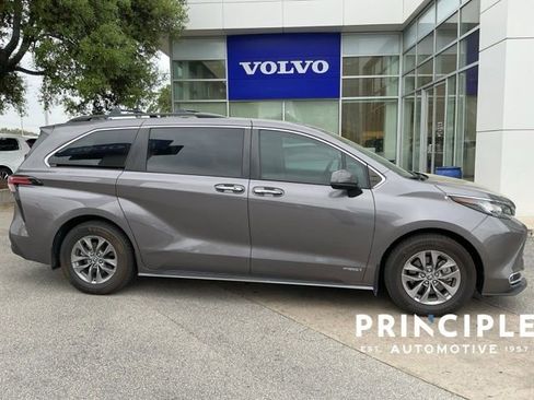 Used 2021 Toyota Sienna XLE image 3