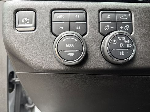 Used 2024 Chevrolet Silverado 2500 ZR2 w/ Technology Package image 18