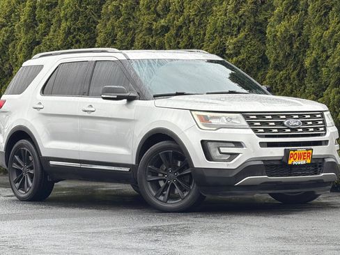 Used 2017 Ford Explorer XLT w/ Equipment Group 202A FWD image 2