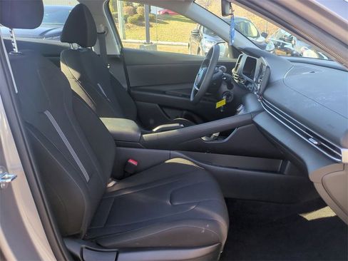 Used 2024 Hyundai Elantra SE image 25