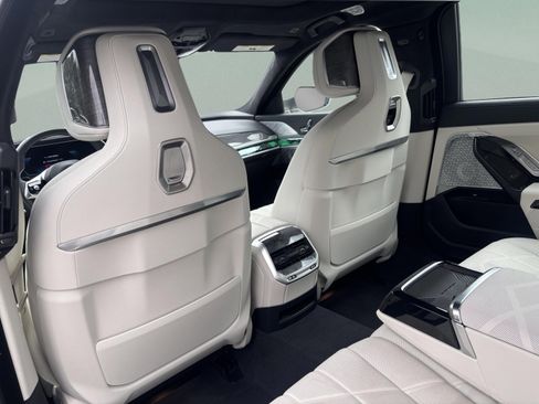 Certified 2024 BMW i7 xDrive60 image 30