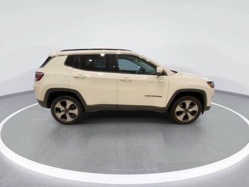 Used 2018 Jeep Compass Latitude w/ Popular Equipment Group AWD/4WD image 9