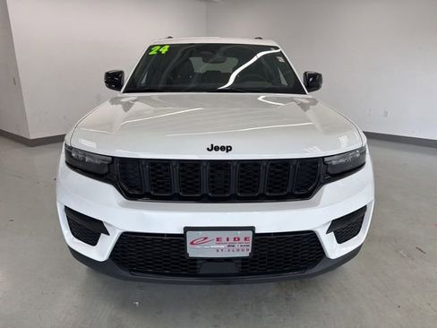 Used 2024 Jeep Grand Cherokee Altitude AWD/4WD image 5