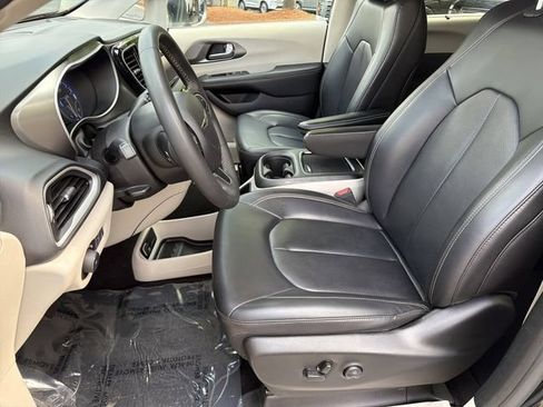 Used 2023 Chrysler Pacifica Touring-L FWD image 9