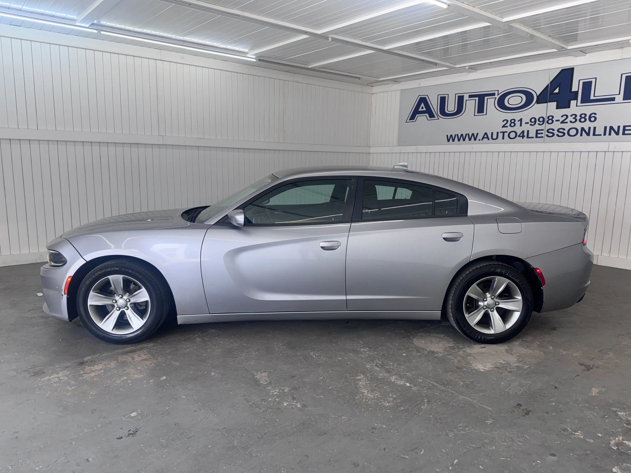 Used 2016 Dodge Charger SXT RWD image 8