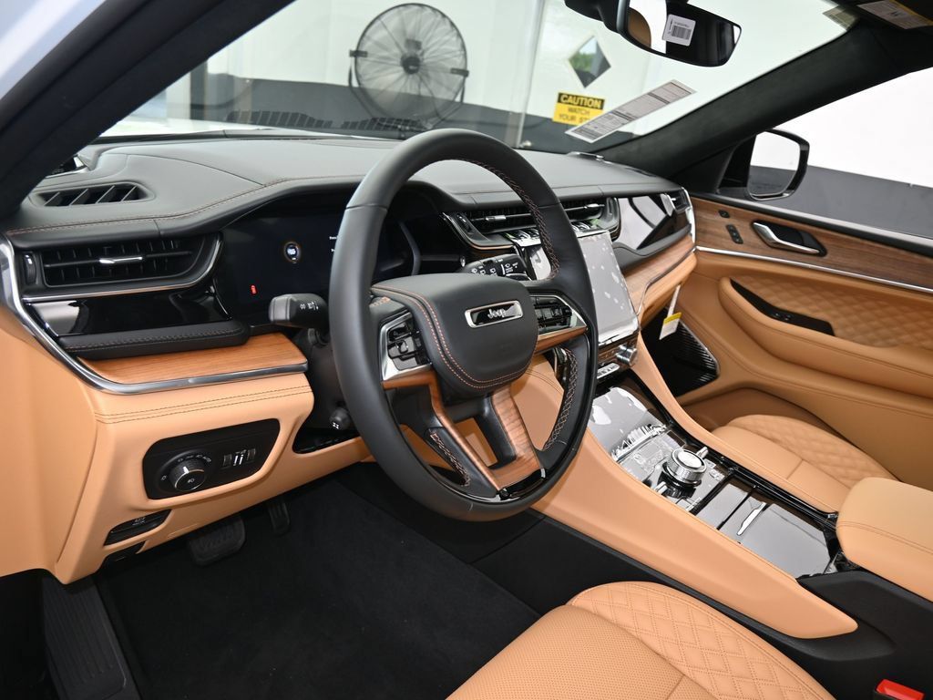 Used 2025 Jeep Grand Cherokee L Summit AWD/4WD image 10