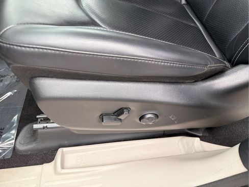 Used 2024 Chrysler Pacifica Limited FWD image 25