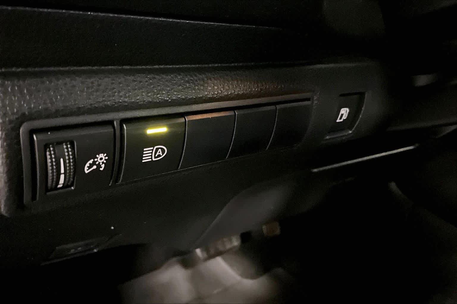 Used 2021 Toyota Corolla LE w/ Carpet Mat Package (TMS) FWD image 32