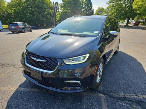 Used 2023 Chrysler Pacifica Limited w/ Uconnect Theater Family Group FWD image 2