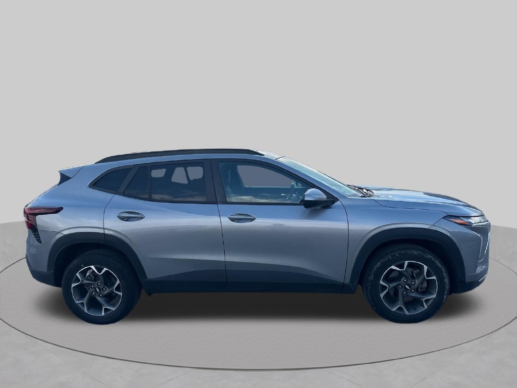 Used 2024 Chevrolet Trax LT w/ Sunroof Package FWD image 39