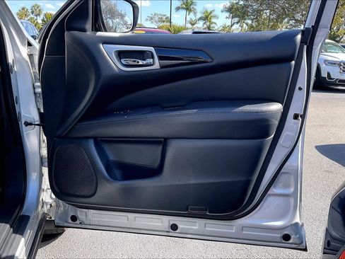 Used 2018 Nissan Pathfinder SV image 23