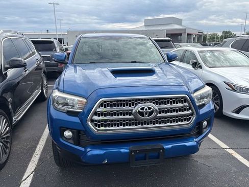 Used 2016 Toyota Tacoma TRD Sport AWD/4WD image 2
