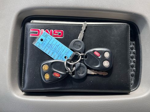 Used 2004 GMC Sierra 2500 SLT w/ Skid Plate Package image 46