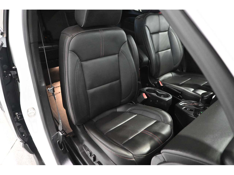 Used 2023 Chevrolet Traverse RS FWD image 16