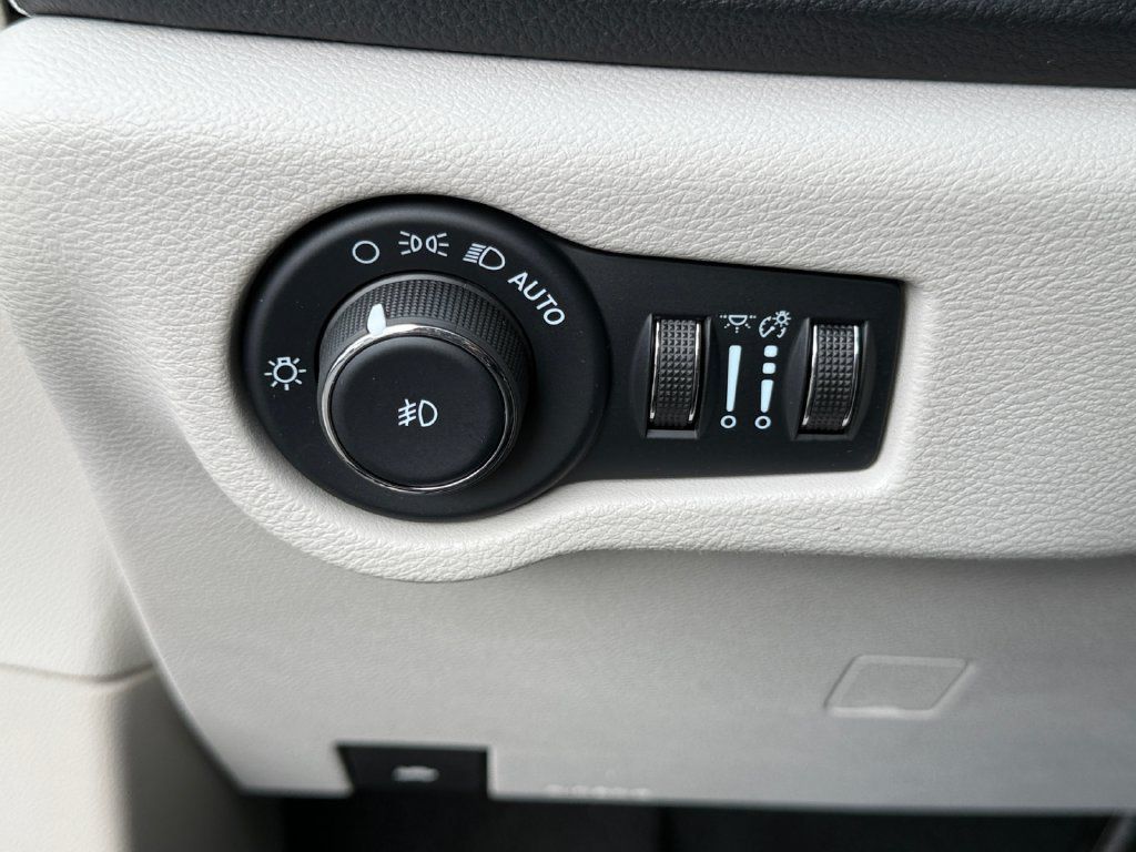 Used 2022 Chrysler Pacifica Touring-L w/ Uconnect Theater Family Group AWD/4WD image 23