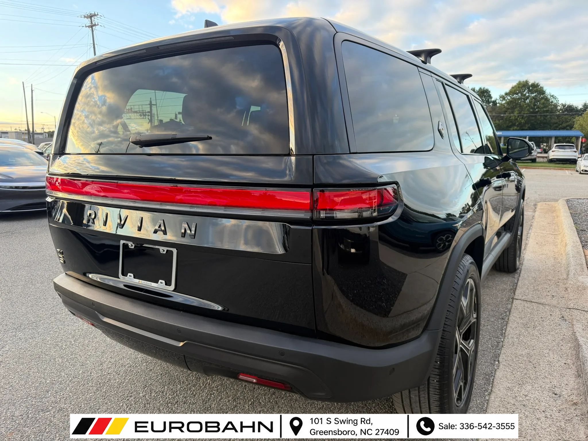 Used 2025 Rivian R1S Adventure Dual AWD/4WD image 3