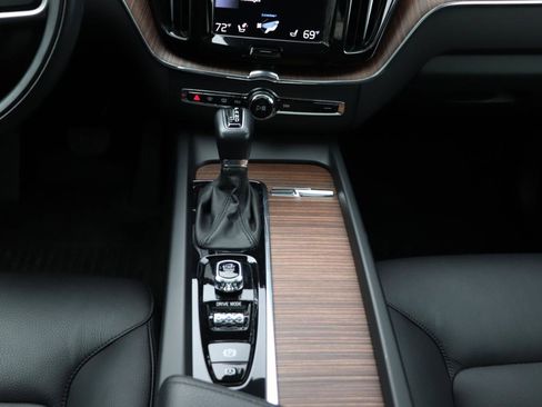 Used 2021 Volvo XC60 T5 Momentum w/ Premium Package image 37