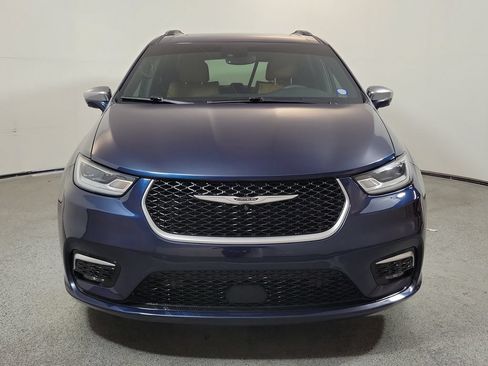 Used 2022 Chrysler Pacifica Pinnacle FWD image 2