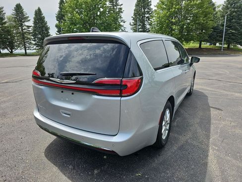 Used 2023 Chrysler Pacifica Touring-L FWD image 6