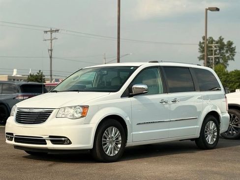 Used 2015 Chrysler Town & Country Limited FWD image 40