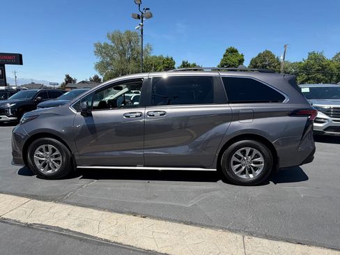 Used 2023 Toyota Sienna XLE AWD/4WD image 7