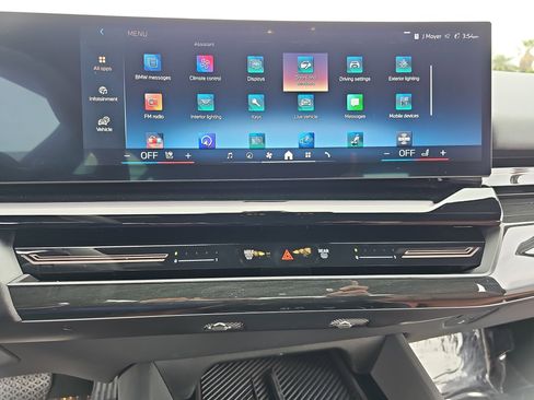 Used 2025 BMW 530i w/ Premium Package image 21