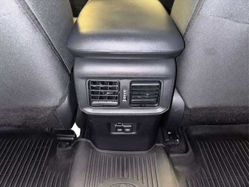 Used 2022 Toyota RAV4 XLE AWD/4WD image 30