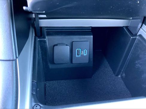 Used 2022 Ford Explorer XLT RWD image 31