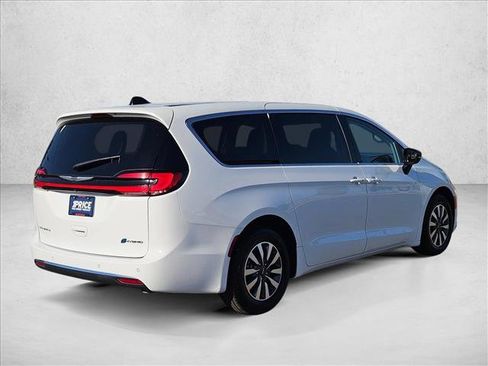 Used 2024 Chrysler Pacifica Limited FWD image 5