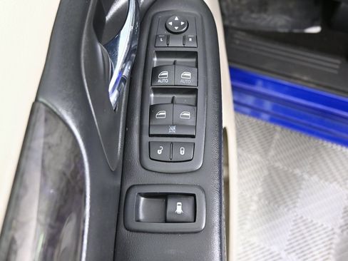 Used 2019 Dodge Grand Caravan SE w/ UConnect Hands-Free Group image 20