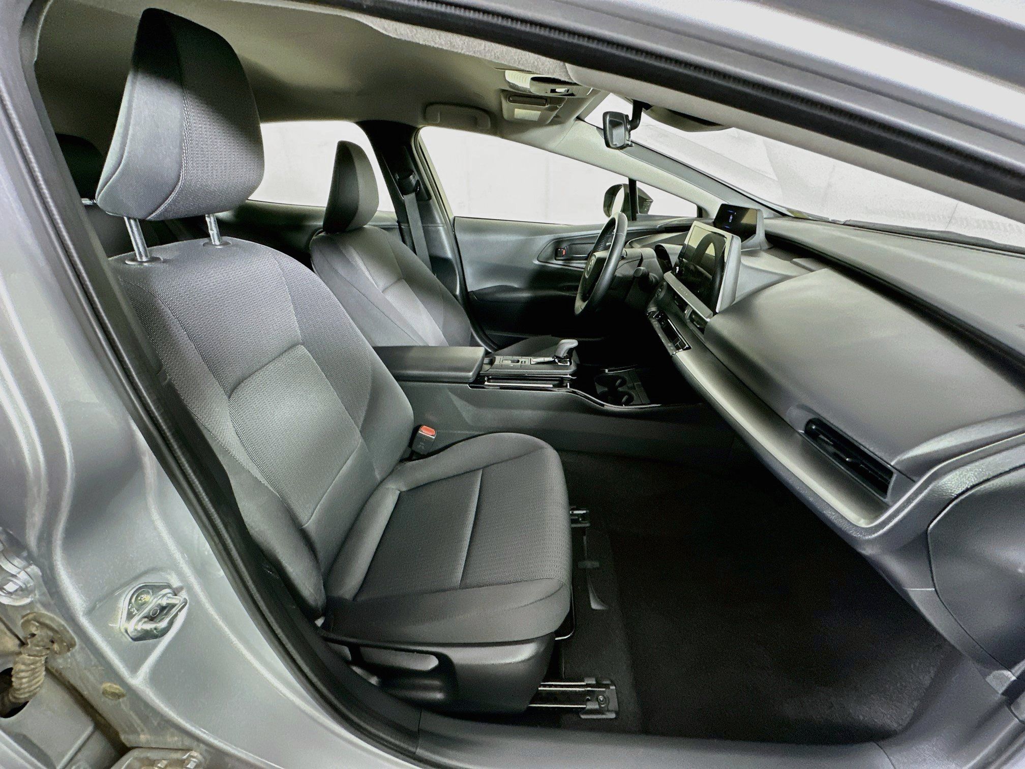 Used 2025 Toyota Prius LE FWD image 29