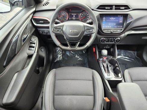Used 2023 Chevrolet TrailBlazer RS w/ Sun and Liftgate Package FWD image 11
