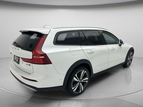 Used 2025 Volvo V60 B5 Cross Country Plus AWD/4WD image 5