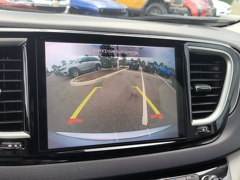 Used 2024 Chrysler Pacifica Touring-L FWD image 25
