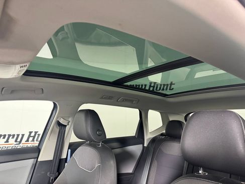 Used 2024 Volkswagen Taos SE w/ Panoramic Sunroof Package FWD image 12