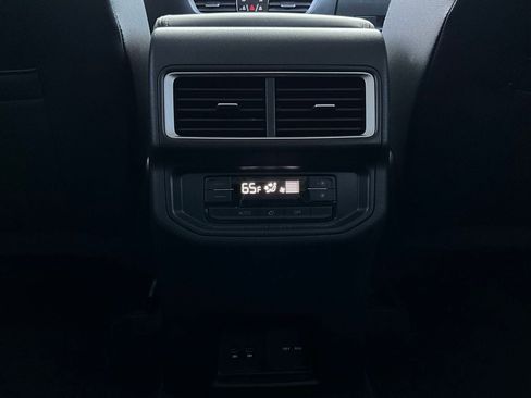 Used 2025 Volkswagen Atlas SE image 14