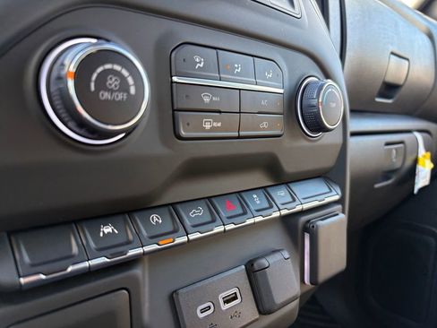 Used 2025 Chevrolet Silverado 1500 Custom image 28