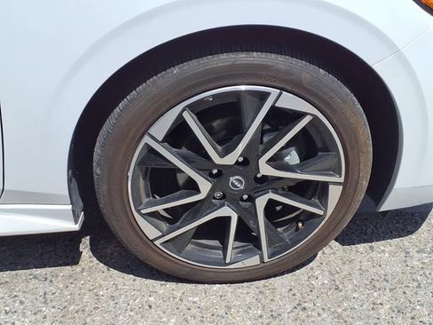Used 2025 Nissan Sentra SR w/ SR Premium Package FWD image 23