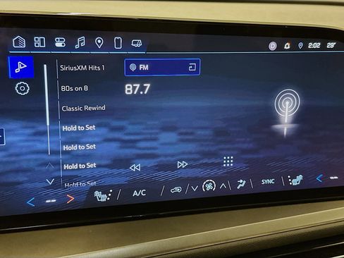 Used 2025 Chevrolet Traverse LT image 21