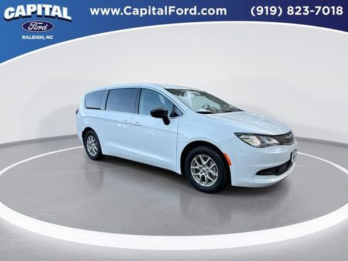 Used 2024 Chrysler Voyager LX image 2