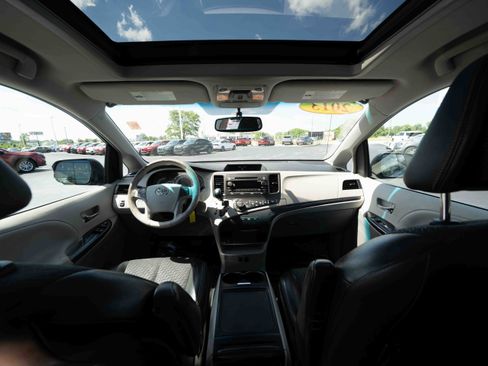 Used 2013 Toyota Sienna SE FWD image 19