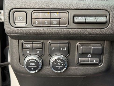 Used 2022 GMC Yukon Denali w/ Advanced Technology Package image 39