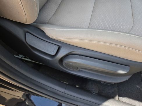 Used 2020 Hyundai Elantra SE FWD image 23