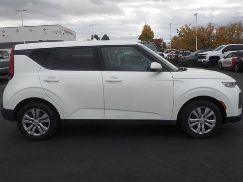Used 2022 Kia Soul LX image 4