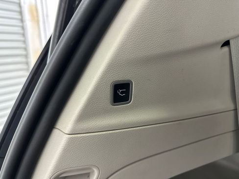 Used 2023 Chrysler Pacifica Touring-L FWD image 22