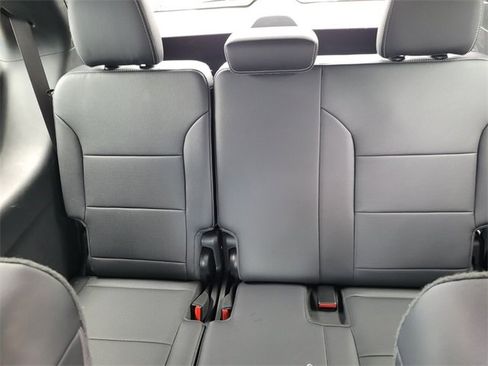 Used 2025 Chevrolet Traverse LT image 14